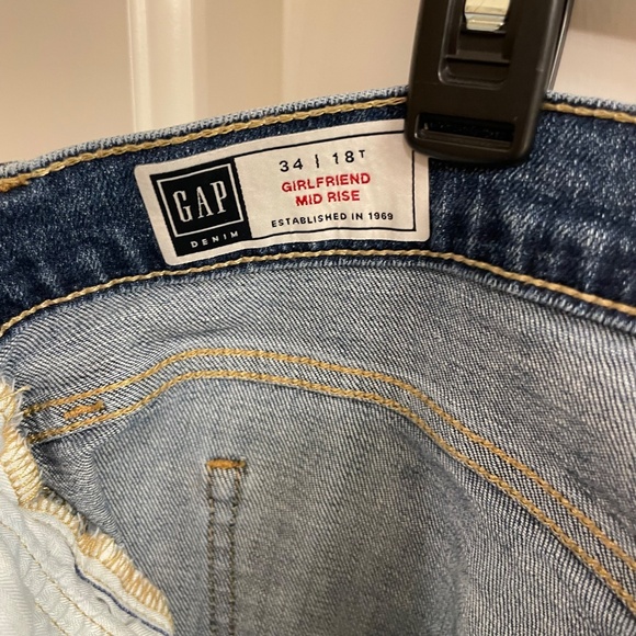 TALL Gap Women's Girlfriend Mid Rise Medium Wash Jean, Size 18 Tall - Picture 8 of 8